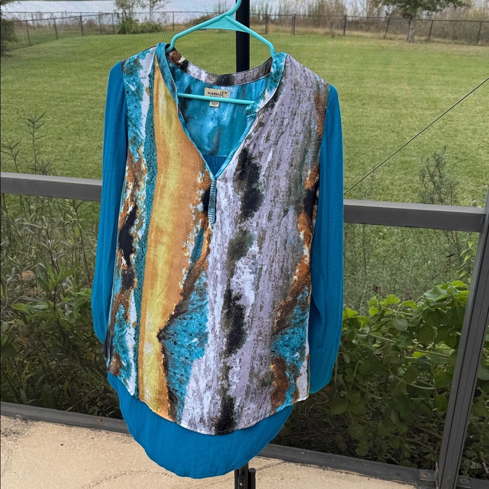 ONE WORLD Vibrant Teal and Gold watercolor print long sleeve high low Blouse